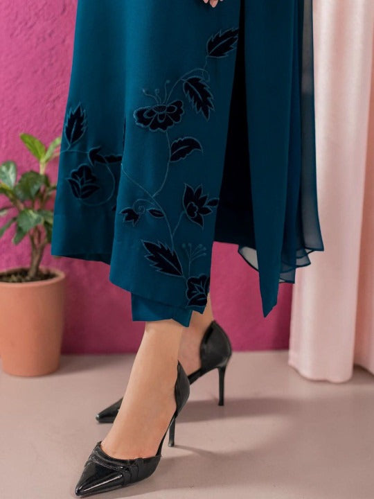 Women Floral Embroidered Regular Thread Work Chanderi Silk Kurta with Trousers & With Dupatta