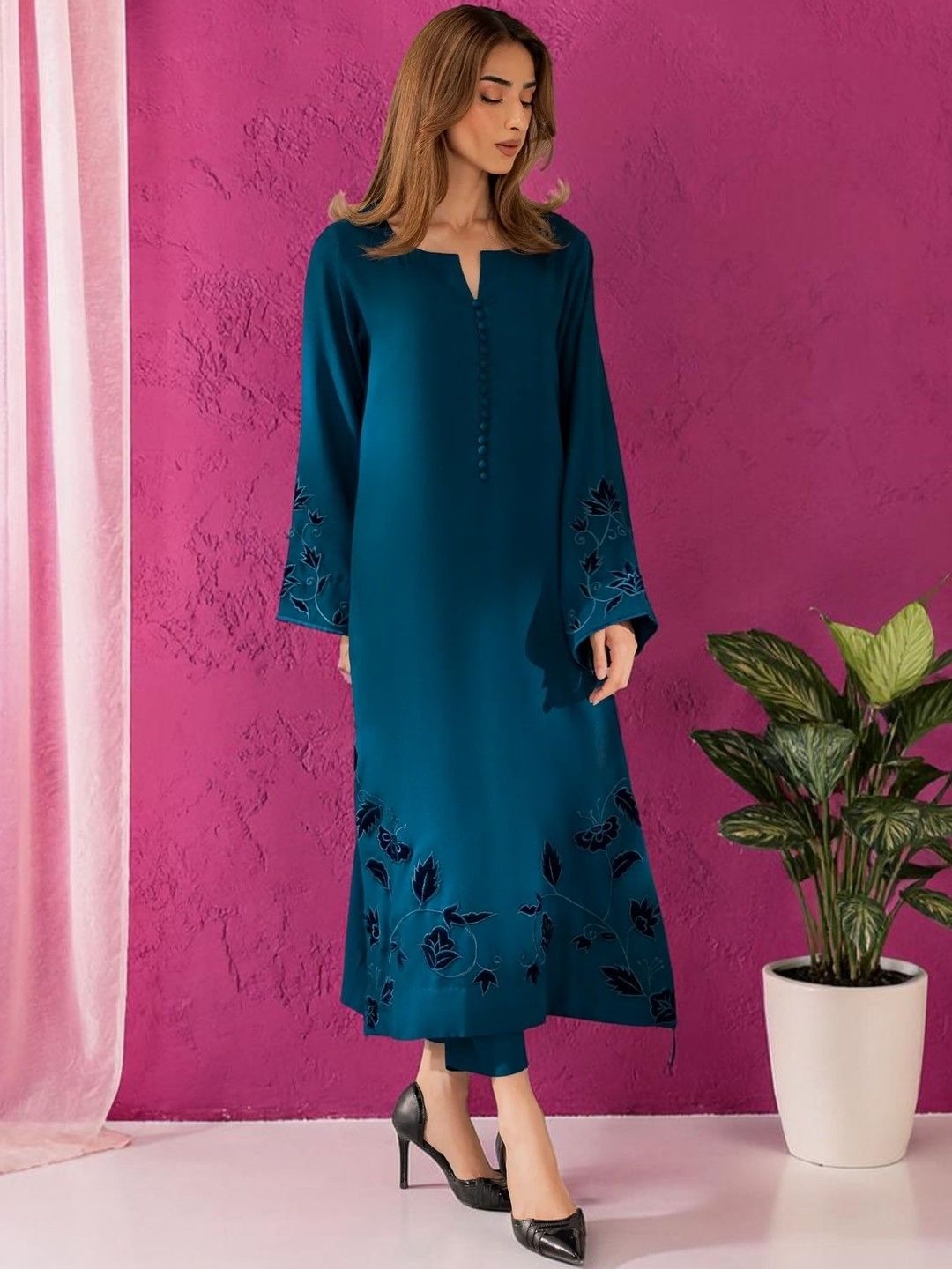 Women Floral Embroidered Regular Thread Work Chanderi Silk Kurta with Trousers & With Dupatta