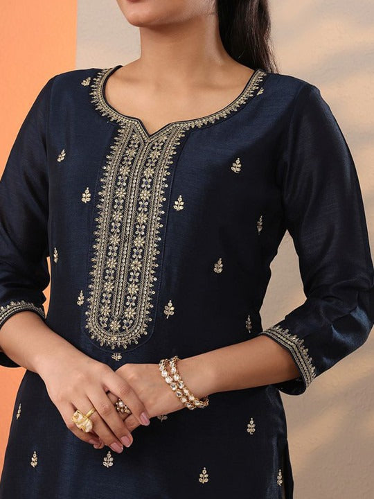 Floral Embroidered Sweetheart Neck Straight Kurta