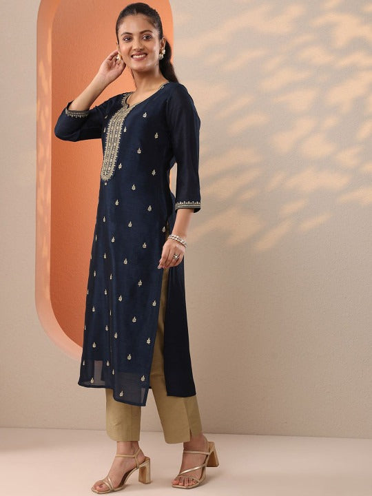 Floral Embroidered Sweetheart Neck Straight Kurta