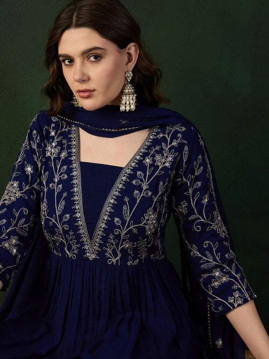 طقم كورتا بتطريز نقوشات عرقية باللون الكحلي مع بنطال وشال