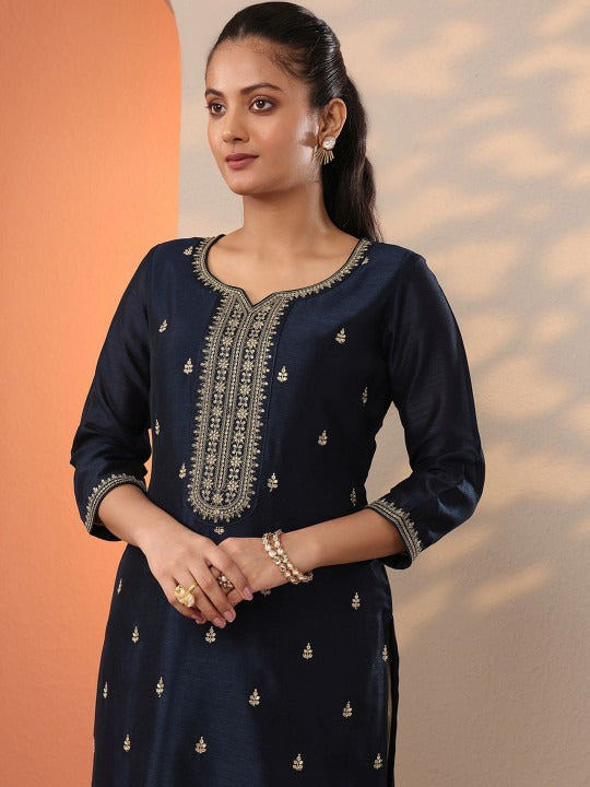 Floral Embroidered Sweetheart Neck Straight Kurta