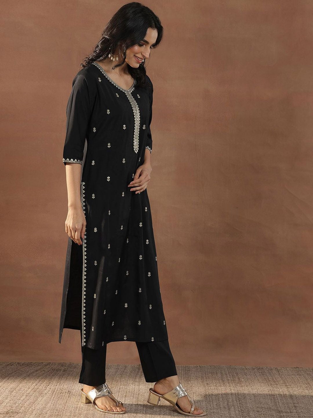 Women Floral Embroidered Regular Kurta with Trousers & With Dupatta